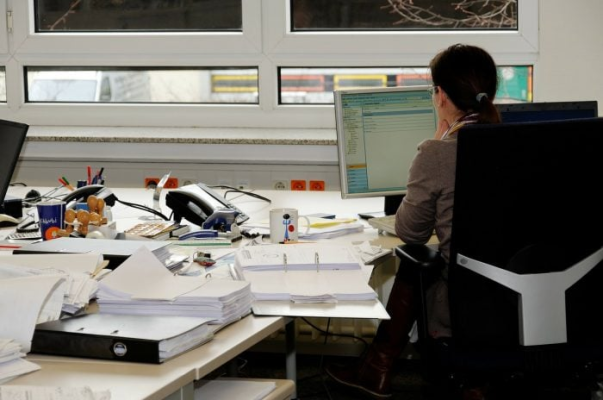 Sindicaliștii din administrație cer Avocatului Poporului să sesizeze CCR privind neconstituționalitatea ordonanței de reducere a cheltuielilor în sectorul bugetar pentru că a fost adoptată ”fără o justificare reală a urgenței”