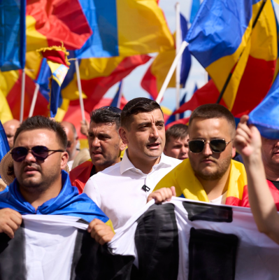 AUR a mărșăluit cu steaguri tricolore/ Simion îi numește „PAPAGALI” pe președinte și premier: „Nu au câștigat nimic anulând alegerile și fraudându-le”