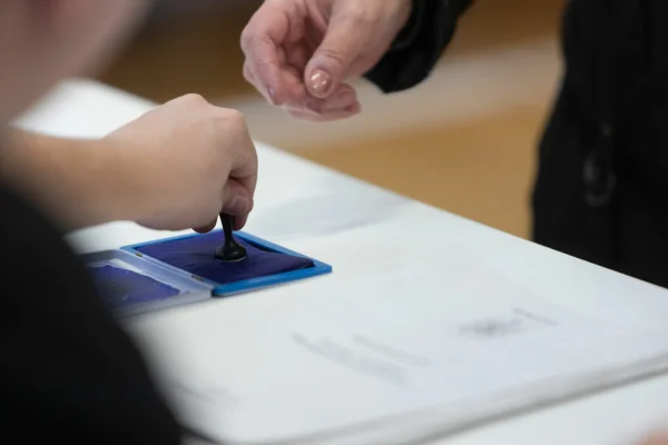Votarea s-a încheiat. Peste 9,5 milioane de români au VOTAT la primul tur al PREZIDENȚIALELOR. Prezența la vot în țară, 53,19%, în București, 50,63%