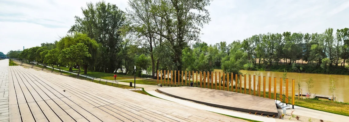 A fost inaugurată zona de promenadă de pe malul Someşului, în Satu Mare /  Teatru de vară, un pavilion expoziţional şi pontoane pe râu / 8,5 milioane de lei, bani europeni