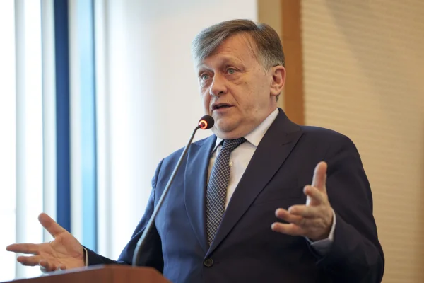 Crin Antonescu a cerut CNSAS toate documentele legate de dosarul său de Securitate