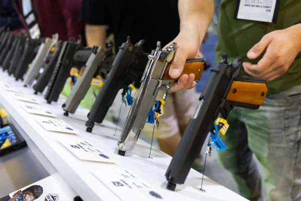 Inculpații din dosarele penale nu mai pot deține arme. Nicușor Dan a promulgat legea