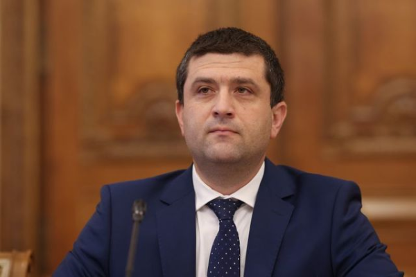 Ministrul Economiei, întrebat despre reacţia unor lideri PSD, inclusiv a lui Marcel Ciolacu, potrivit cărora situaţia României nu ar fi atât de gravă: Ce să vă zic, e chelul care-şi pune mâna în cap. A fost parte din cauza pentru care s-a ajuns aici