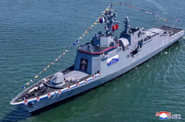 Coreea de Nord prezintă o nouă navă de război de 5.000 de tone în „stilul Kim Jong Un”