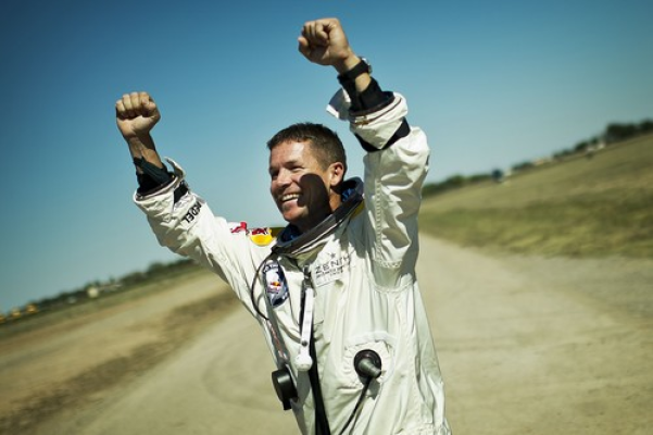Felix Baumgartner, deținător al recordului mondial pentru saltul din stratosferă și partener al Mihaelei Rădulescu, a murit într-un accident de parapantă