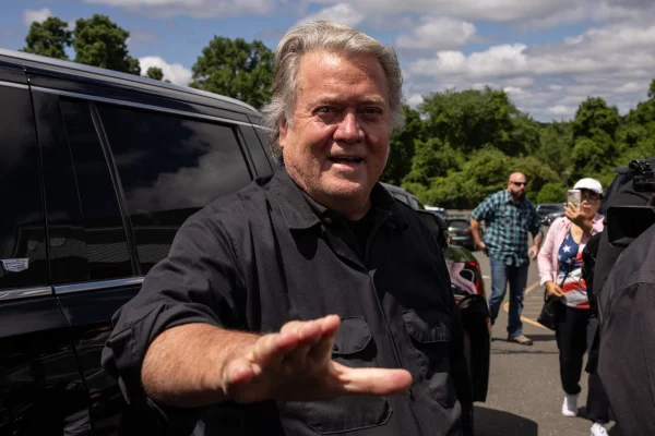 Elon Musk, atac după atac. L-a numit „criminal” pe Steve Bannon, fostul consilier al lui Donald Trump