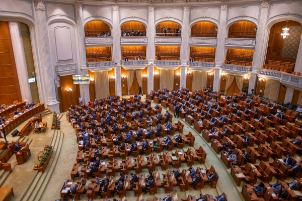 Moţiunea de cenzură împotriva Guvernului Bolojan – dezbătută şi supusă votului, luni, în plenul comun al Parlamentului