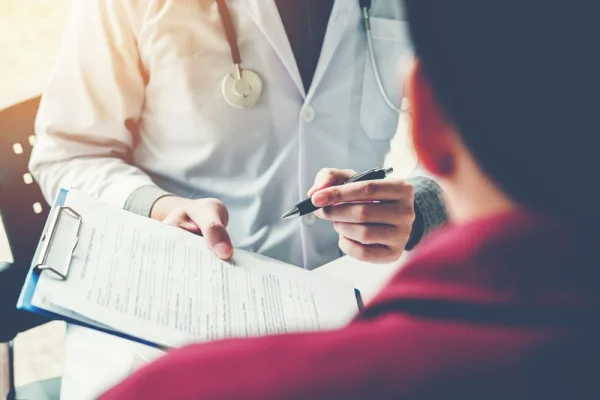 Medic ginecolog de la Spitalul de Urgenţă Petroşani, condamnat la doi ani de închisoare cu suspendare după ce a recunoscut că a cerut mită de la o pacientă pentru o operaţie de urgenţă / Medicul, prins în flagrant când primea 1.000 de lei
