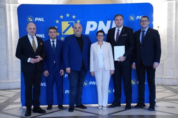 Liberalii vor să limiteze munca la stat la 12 ore pe zi: Fără cumul de contracte peste normă în instituțiile publice
