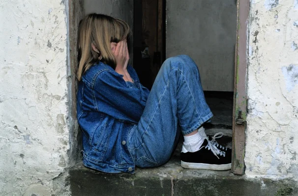 Un bărbat de 43 de ani din Târgu Secuiesc a fost arestat preventiv pentru 30 de zile, sub acuzația că a agresat sexual două fete, timp de patru ani, una dintre acestea având un handicap / Și mama fetelor a fost arestată, pentru că ar fi permis agresiunile