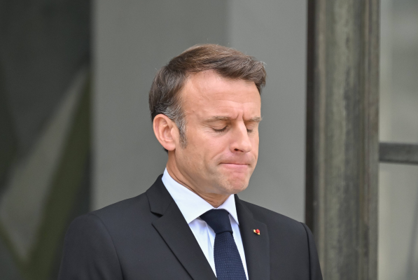 Emmanuel Macron exprimă ”dezaprobarea foarte puternică” a Franţei privind taxele vamele impuse de Trump şi face apel la UE să-şi apere interesele