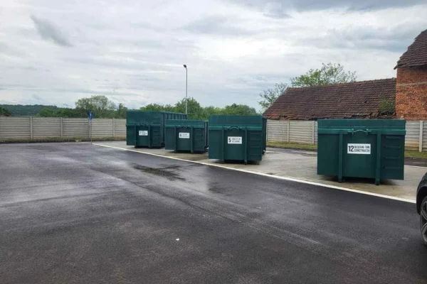 Ilie Bolojan anunţă că primele patru platforme de deşeuri vor fi deschise în iunie. Alte 32 de platforme, până la finalul anului. ”Nu ar mai trebui să vedem mobilier şi geamuri vechi pe lângă containere”