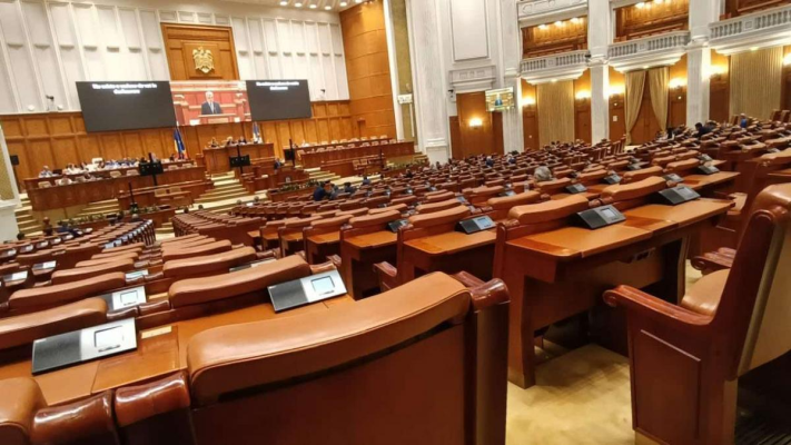 Moțiunea AUR împotriva Guvernului Bolojan se votează azi în Parlament, fără șanse să treacă. Opoziția nu are voturile necesare