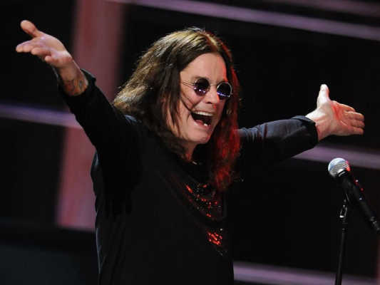 Ozzy Osbourne, în culmea fericirii după un ultim concert alături de Black Sabbath. Peste 40.000 de persoane la show-ul de la Birmingham, la care au participat o pleiadă de vedete rock si heavy-metal – VIDEO
