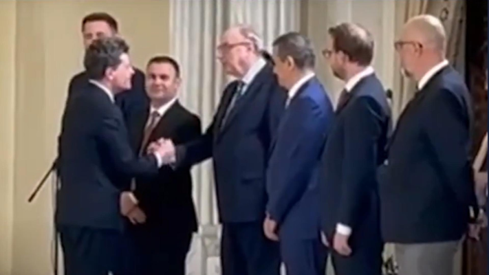 Imaginile slugărniciei la Cotroceni. Nicușor Dan, salut de 14 secunde cu șeful CCR, cel care a anulat alegerile - VIDEO