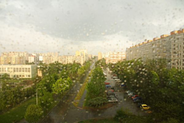 Apele pluviale în orașele din România, între urbanizare și schimbări climatice: inundațiile prevenite prin soluții verzi / Apa de ploaie, privită ca o resursă valoroasă, nu ca un deșeu