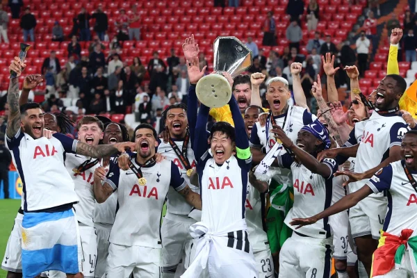 Radu Drăguşin şi colegii săi de la Tottenham au primit trofeul Ligii Europa / 1-0 cu Manchester United în finală