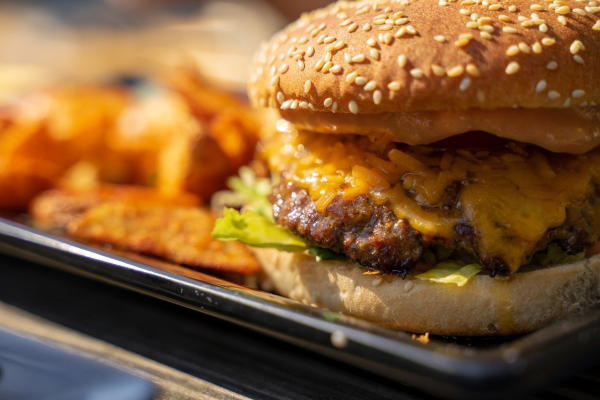 Tariful de 50% impus de Trump produselor braziliene ar putea crește prețul burgerilor din SUA