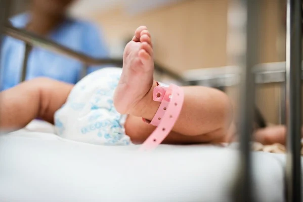 Aproape 800 de bebeluşi morţi abandonaţi într-o groapă comună din Irlanda vor fi exhumaţi, în urma unei anchete care vizează un caz din 2014, dintr-un un cămin reigios