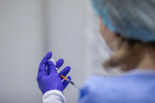 Proiect de lege votat de Camera Deputaţilor, prin care vaccinarea gratuită anti-HPV a fost extinsă la fete şi băieţi până la 26 de ani