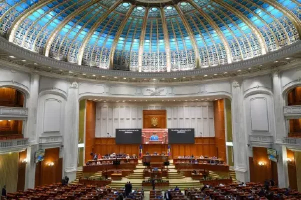 Video Soluţia găsită de politicieni pentru a aduce bani la buget. Noul Parlament ar putea avea mai puţine comisii