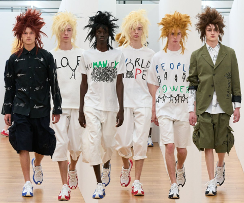 Artistul Dan Perjovschi, colaborare cu brandul japonez ”Comme des Garçons” / Colecția ”shirt 2026” conține mesajele sibianului / Onorariul l-a donat penbtru construcția primului Campus Medical Pediatric / ”E taxa mea de solidaritate”