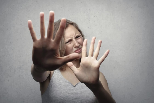 Preşedintele Nicuşor Dan crede că femicidul este ”o problemă gravă” în România: Este o problemă de mentalitate / Statul român nu dă o impresie de forţă, de fermitate