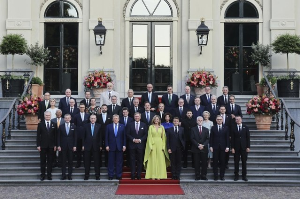 Nicuşor Dan a stat lângă Mark Rutte, în spatele lui Donald Trump şi al regelui Willem-Alexander, la poza de familie de la summitul NATO. După şedinţa foto, preşedintele României a schimbat câteva cuvinte cu suveranul olandez - VIDEO