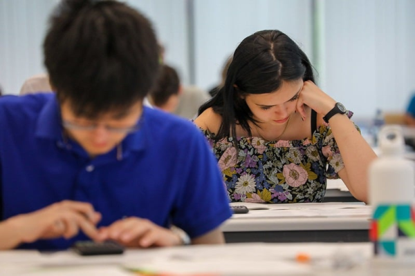 Evaluarea Națională de la finalul clasei a VIII-a 2025 începe luni, cu proba scrisă la Limba română. Absolvenții de gimnaziu au voie să scrie cu pix sau stilou cu cerneală/ pastă albastră