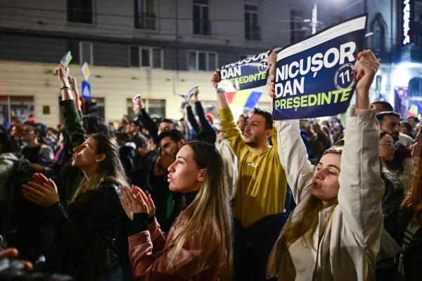 Tinerele până în 29 de ani au votat masiv pentru Nicușor Dan pe 18 mai, la fel ca și senioarele peste 65 de ani. Profilul complet al alegătorilor STUDIU