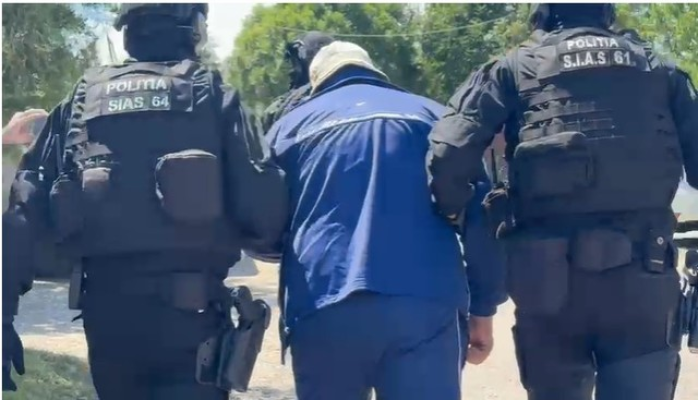 UPDATE - Mureş  - Unul dintre apropiaţii bărbatului căutat după ce şi-a ucis concubina şi a incendiat casa în care se afla este audiat de poliţişti  / IGPR - Oferă informaţii relevante cu privire la potenţiale locuri în care s-ar putea afla bărbatul- VIDEO
