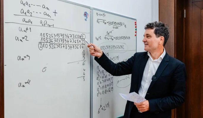 Nicușor Dan ar fi doar al doilea matematician președinte al unei țări, dacă e ales în turul 2. Primul e în Africa