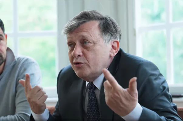 Crin Antonescu duce Guvernul Bolojan la 'colțul rușinii'. Măsuri de auteritate luate 'pe negândite': Dacă începi cu studenții și pensionarii, nu cred că e bine'