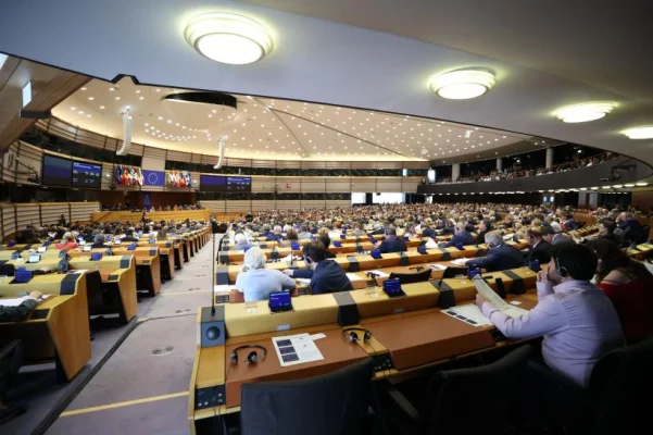 Ați auzit de Partidul „Puiul Malefic” sau Partidul „Câinelui cu două cozi”? Cele mai ciudate formațiuni înscrise la alegerile europarlamentare din 9 iunie