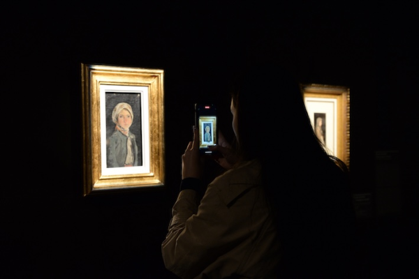 Art Safari lansează #SăptămânaFărăTelefoane – un manifest pentru deconectarea de la ecrane și reconectarea cu arta în timpul vizitelor în expoziții