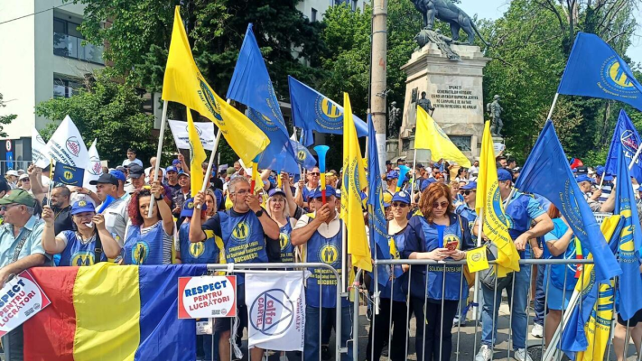 Sute de sindicalişti din Educaţie şi Sănătate protestează la Parlament, faţă de măsurile propuse de Executiv