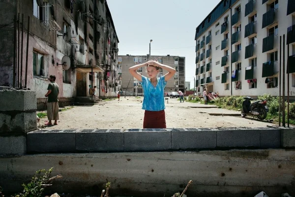 The Guardian: Peste 1 miliard de euro din fondurile UE au fost folosiţi în proiecte discriminatorii / România apare cu centrele destinate copiilor cu dizabilităţi şi cartierele separate pentru romi