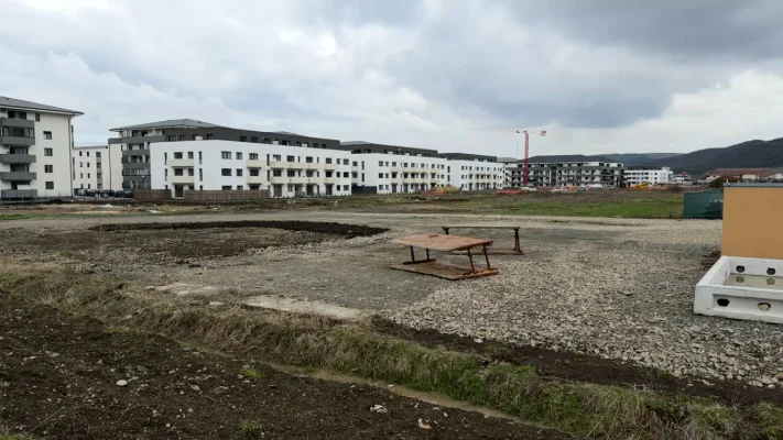 „Preluăm străzile private!”  Campania prin care primăria celei mai mari comune din România vrea să asfalteze