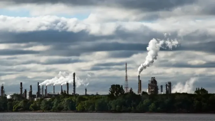 Țările UE au convenit să exonereze majoritatea firmelor de tariful vamal pentru emisii de carbon