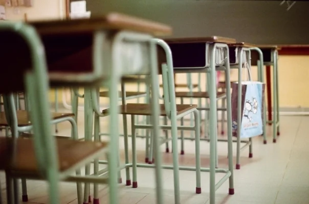 Timiş: Dosar penal şi anchetă internă, după ce o dirigintă şi una dintre elevele ei s-au pălmuit reciproc din cauza unei trotinete aduse în sala de clasă
