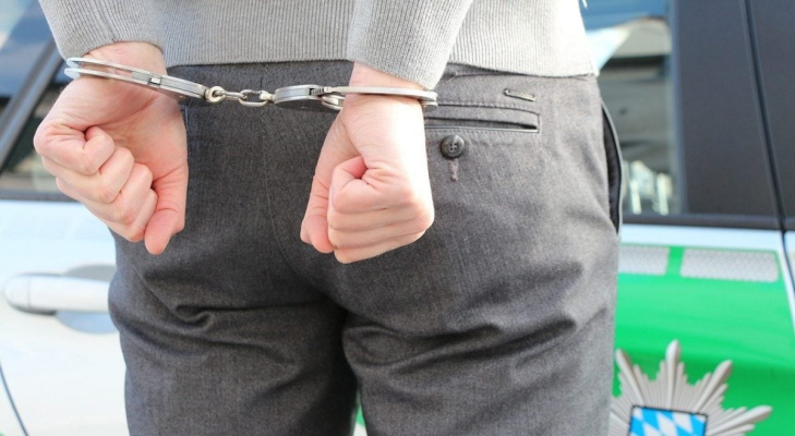Un avocat acuzat că a lovit un jandarm cu pumnul în gât, în timpul protestului antiguvernamental de duminică, a fost reţinut pentru ultraj / Procurorii cer arestarea preventivă a acestuia