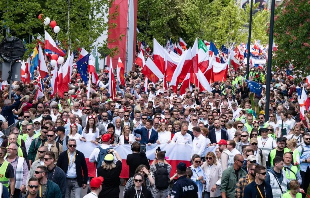 Alegătorii din Polonia sunt chemaţi la urne pentru al doilea tur al alegerilor prezidenţiale