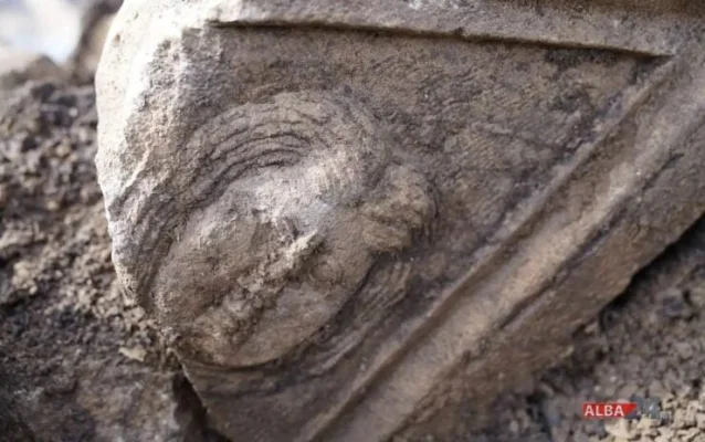 Un sarcofag roman vechi de 1.700 de ani, decorat cu basoreliefuri cu Dionisos şi Hercule, descoperit în Israel
