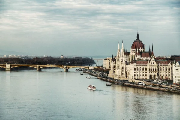 Avioanele de pre cursa Brașov – Budapesta, din ce în ce mai pline: 84,20% grad de ocupare / Traficul total de pasageri între România și Ungaria a crescut cu aproape 39% în 2024