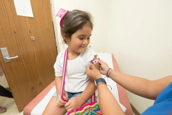 Preşedintele Nicuşor Dan a promulgat legea care prevede că vaccinarea gratuită anti-HPV este extinsă la fete şi băieţi până la 26 de ani