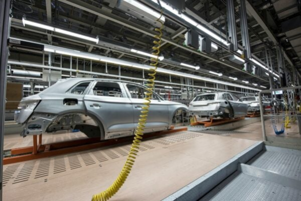Industria germană îşi pierde competitivitatea în faţa rivalilor chinezi / În domenii ca digitalizarea şi inteligenţa artificială generativă, companiile chineze au depăşit deja capacităţile tehnologice ale competitorilor germani
