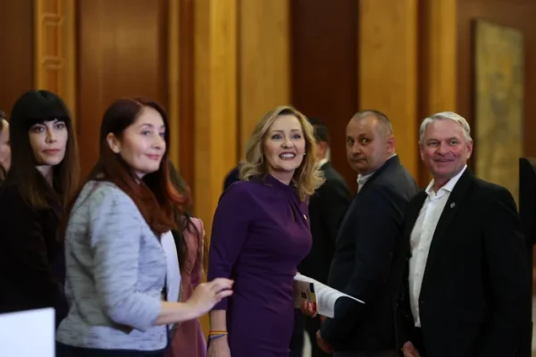 Video
Lasconi și-a depus candidatura pentru alegerile prezidențiale. „Doamne, ce vremuri trăim!”. Pe cine ar vrea premier