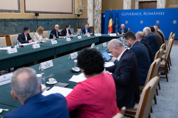 Premierul Ilie Bolojan şi ministrul Cseke Attila, discuţii cu autorităţile publice locale despre măsurile de eficientizare a activităţii, continuarea Programului Anghel Saligny, impozitarea proprietăţilor, jalon în PNRR