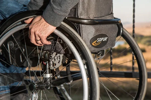Măsuri luate de DGASPC Sibiu în cazul agresiunilor de la un centru pentru copii cu dizabilităţi: mutarea a trei angajate la un serviciu social pentru adulţi, verificarea sănătăţii, a condiţiilor de trai şi a alimentaţiei copiilor