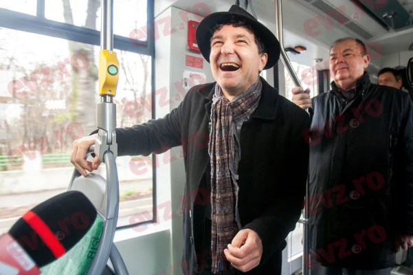 Nicușor Dan s-a apucat să vândă sticle goale ca să își plătească amenda